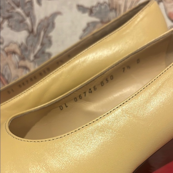 Vintage Salvatore Ferragamo cream  and Black classic pumps - Picture 8 of 9